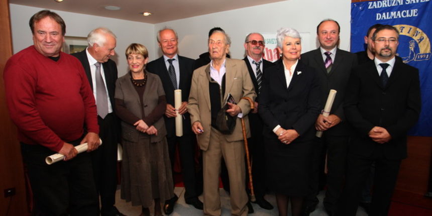 Zadar, 031111.
Hotel Kolovare.
Predsjednica Vlade RH Jadranka Kosor u drustvu svojih ministara Bozidara Kalmete, Petra Cobankovica, Jasena Mesica i Branka Bacica otvorila je 21. medjunarodnu manifestaciju vinogradara i vinara Sabatina 2011.
Na slici: Ja Zadar, 031111.
Hotel Kolovare.
Predsjednica Vlade RH Jadranka Kosor u drustvu svojih ministara Bozidara Kalmete, Petra Cobankovica, Jasena Mesica i Branka Bacica otvorila je 21. medjunarodnu manifestaciju vinogradara i vinara Sabatina 2011.
Na slici: Ja