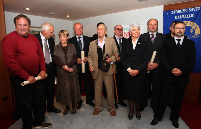 Zadar, 031111. 
Hotel Kolovare.
Predsjednica Vlade RH  Jadranka Kosor u drustvu svojih ministara Bozidara Kalmete, Petra Cobankovica, Jasena Mesica i Branka Bacica otvorila je 21. medjunarodnu manifestaciju vinogradara i vinara Sabatina 2011.
Na slici: Ja