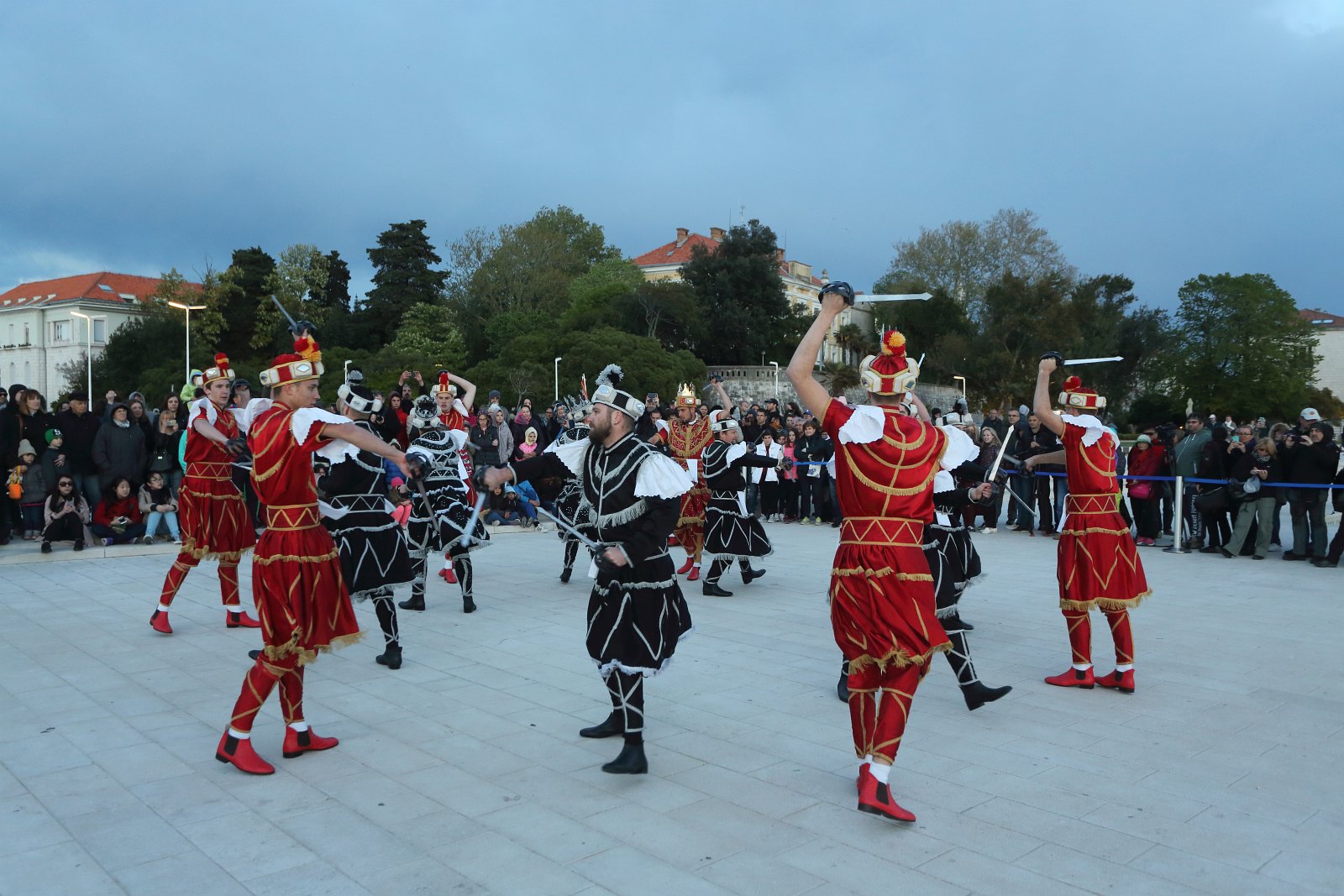 HGD Sv. Cecilija izvelo korčulanski viteški ples “Moreška” na Pozdravu suncu