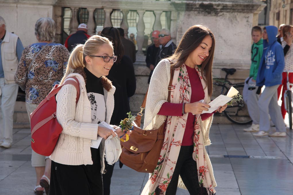 Sajam obrazovanja održan je na Narodnom trgu u organizaciji Pučkog otvorenog učilišta Erudio na kojem su se predstavili i partneri Poljoprivredna škola Stanko Ožanić, CISOK Zadar, Autoškola Zadar, POU Libar, POU Algebra, POU Zadar i dr. foto: Iva Perinči Sajam obrazovanja održan je na Narodnom trgu u organizaciji Pučkog otvorenog učilišta Erudio na kojem su se predstavili i partneri Poljoprivredna škola Stanko Ožanić, CISOK Zadar, Autoškola Zadar, POU Libar, POU Algebra, POU Zadar i dr. foto: Iva Perinči