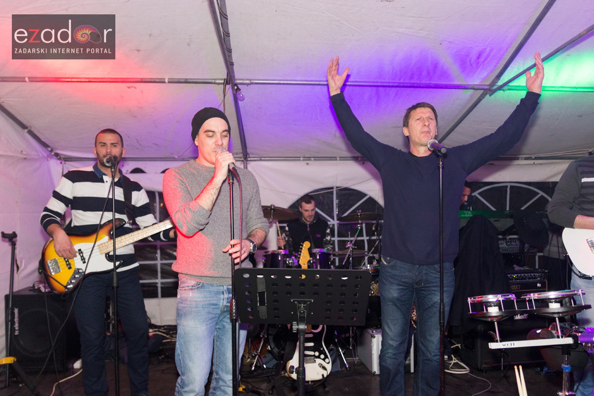 Humanitarni koncert “ZaDar Anđeli” održan je pod šatorom u u dvorištu Gimnazije Jurja Barakovića u Perivoju Vladimira Nazora