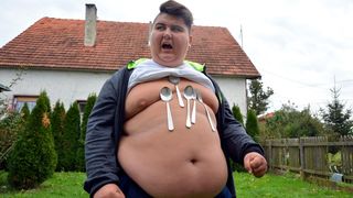 Dječak “magnet” Ivan Stoiljković pokazao svoj jedinstveni dar privlačenja metala Dječak “magnet” Ivan Stoiljković pokazao svoj jedinstveni dar privlačenja metala