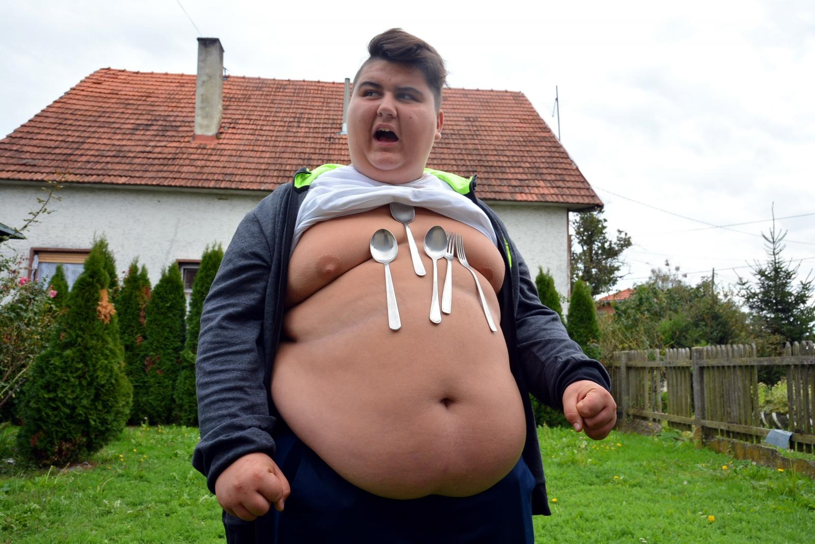 Dječak “magnet” Ivan Stoiljković pokazao svoj jedinstveni dar privlačenja metala Dječak “magnet” Ivan Stoiljković pokazao svoj jedinstveni dar privlačenja metala