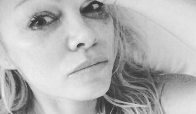 Gola Pamela Anderson jecajući se oprostila od osnivača Playboyja