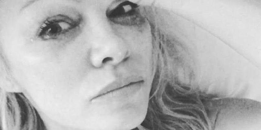 Gola Pamela Anderson jecajući se oprostila od osnivača Playboyja