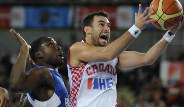 Bydgoszcz, 130909.Dvorana Sport Arena Luczniczka.Europsko prvenstvo u kosarci u Poljskoj, drugi krug natjecanja po skupinama 2.kolo grupe E, Hrvatska protiv Francuske.Na slici: Marko Popovic sa loptom, prati ga Florent Pietrus.Foto: Drago Sopta  / CRO