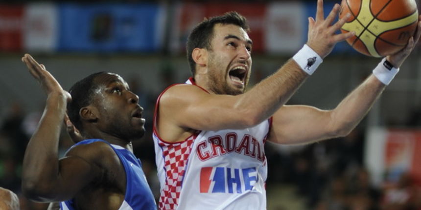 Bydgoszcz, 130909.Dvorana Sport Arena Luczniczka.Europsko prvenstvo u kosarci u Poljskoj, drugi krug natjecanja po skupinama 2.kolo grupe E, Hrvatska protiv Francuske.Na slici: Marko Popovic sa loptom, prati ga Florent Pietrus.Foto: Drago Sopta / CRO Bydgoszcz, 130909.Dvorana Sport Arena Luczniczka.Europsko prvenstvo u kosarci u Poljskoj, drugi krug natjecanja po skupinama 2.kolo grupe E, Hrvatska protiv Francuske.Na slici: Marko Popovic sa loptom, prati ga Florent Pietrus.Foto: Drago Sopta / CRO