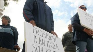 Ispred zgrade Općine Vir održan je prosvjed mještana i udruge Vir bez podjela na kojem su okupljeni izrazili svoje nezadovoljstvo politikom aktualne vlasti.  Photo: Dino Stanin/PIXSELL