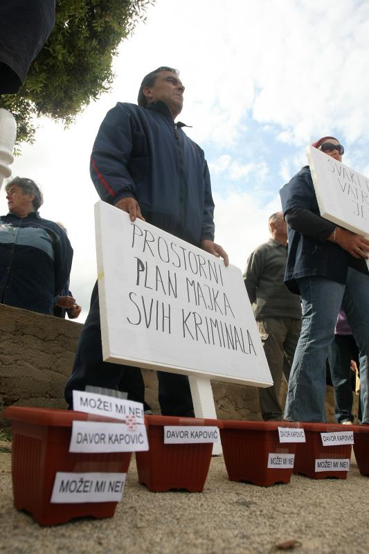 Ispred zgrade Općine Vir održan je prosvjed mještana i udruge Vir bez podjela na kojem su okupljeni izrazili svoje nezadovoljstvo politikom aktualne vlasti.  Photo: Dino Stanin/PIXSELL