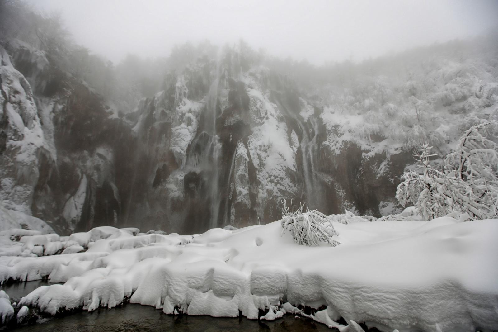 Zimska idila na snijegom prekrivenim Plitvičkim jezerima Zimska idila na snijegom prekrivenim Plitvičkim jezerima