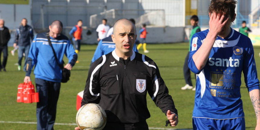Zadar, 100312.
Nogometni stadion Stanovi u Zadru.
21 kolo HNL-a,.
Utakmica NK Zadar – NK Inter.
Na fotografiji: glavni sudac Bruno Maric.
Foto: Andrija Lucic / Cropix Zadar, 100312.
Nogometni stadion Stanovi u Zadru.
21 kolo HNL-a,.
Utakmica NK Zadar – NK Inter.
Na fotografiji: glavni sudac Bruno Maric.
Foto: Andrija Lucic / Cropix