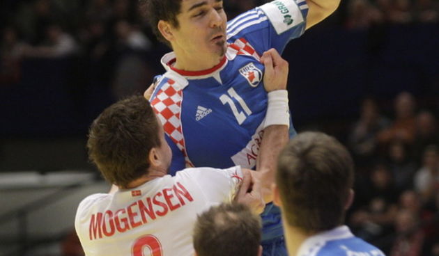 Bec, 280110.?EURO 2010 u rukometu. 
Utakmica 3. kola polufinalne grupe 1: Hrvatska – Danska. Na slici: Jakov Gojun, Thomas Morgensen 2.
Foto: Nenad Dugi / CROPIX