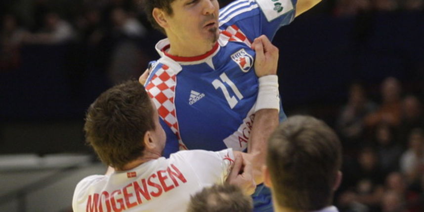 Bec, 280110.?EURO 2010 u rukometu. 
Utakmica 3. kola polufinalne grupe 1: Hrvatska – Danska. Na slici: Jakov Gojun, Thomas Morgensen 2.
Foto: Nenad Dugi / CROPIX