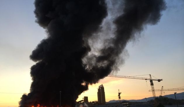 Split – U poslijepodnevnim satima izbio pozar u skladistu Konstruktora u splitskoj cetvrti Sirobuja. Gusti crni dim suklja nad skladistem. Photo: Ivo Cagalj/PIXSELL