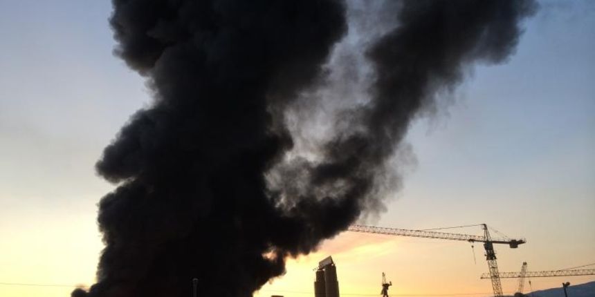 Split – U poslijepodnevnim satima izbio pozar u skladistu Konstruktora u splitskoj cetvrti Sirobuja. Gusti crni dim suklja nad skladistem. Photo: Ivo Cagalj/PIXSELL