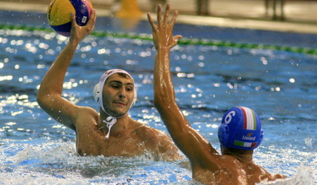 Rijeka, 180911Bazeni Kantrida.Europsko vaterpolo prvenstvo, juniori, finalna utakmica Hrvatska – Italija. Igraci hrvatske reprezentacije nastupili su u bijelim kapicama, a Italije u plavim kapicamaNa slici: detalj s utakmiceFoto: Davor Zunic / Cropix