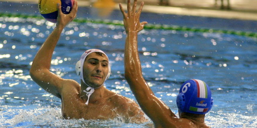 Rijeka, 180911Bazeni Kantrida.Europsko vaterpolo prvenstvo, juniori, finalna utakmica Hrvatska – Italija. Igraci hrvatske reprezentacije nastupili su u bijelim kapicama, a Italije u plavim kapicamaNa slici: detalj s utakmiceFoto: Davor Zunic / Cropix