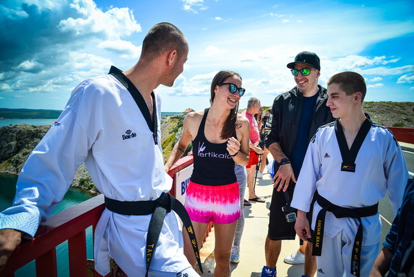 Mario Možnik i njegovi kolege sportaši otvorili su sezonu Bungee Jumpinga sa starog Masleničkom mosta