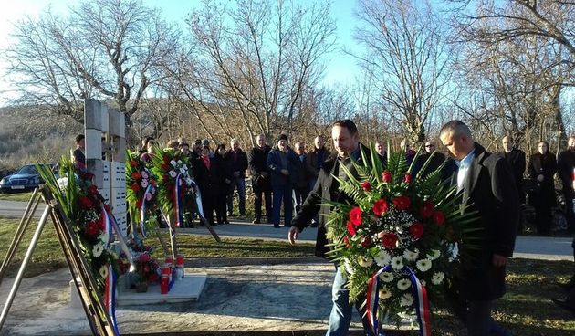 Polaganjem vijenaca obilježeno 25 godina pokolja u Bruškoj