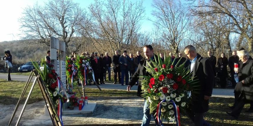 Polaganjem vijenaca obilježeno 25 godina pokolja u Bruškoj Polaganjem vijenaca obilježeno 25 godina pokolja u Bruškoj