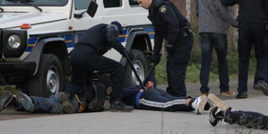 interventna policija mlati torcidaše interventna policija mlati torcidaše
