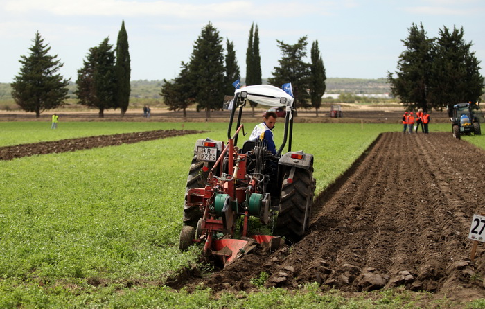 Jankolovica, Biograd, 150912. 
U Jankolovici kraj Biograda odrzan je drugi dan 59. Svjetskog prvenstva u oranju. Ovo natjecanje u oranju odrzava se od 1953. godine, a Hrvatska se ukljucila 2005. godine.
Na fotografiji: natjecatelj iz Republike Kosovo. 
Fo
