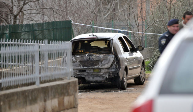Nocas oko 2 sata zaprimljena je dojava da je u Petrcanskoj ulici u Zadru izbio pozar na vozilu. Pozar je ugasen oko 2.20 sati, a djelatnici JVP Zadar su tijekom gasenja osobnog vozila marke Renault Clio, zadarskih registracijskih oznaka, zamijetili da se