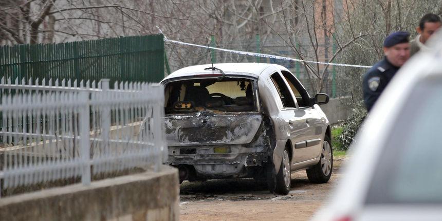 Nocas oko 2 sata zaprimljena je dojava da je u Petrcanskoj ulici u Zadru izbio pozar na vozilu. Pozar je ugasen oko 2.20 sati, a djelatnici JVP Zadar su tijekom gasenja osobnog vozila marke Renault Clio, zadarskih registracijskih oznaka, zamijetili da se Nocas oko 2 sata zaprimljena je dojava da je u Petrcanskoj ulici u Zadru izbio pozar na vozilu. Pozar je ugasen oko 2.20 sati, a djelatnici JVP Zadar su tijekom gasenja osobnog vozila marke Renault Clio, zadarskih registracijskih oznaka, zamijetili da se