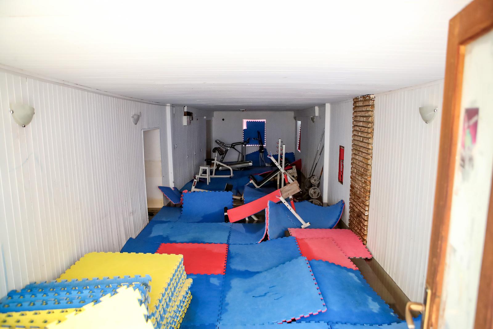 Obrovac: Poplava se polako povlači, stanovnici spašavaju stvari iz domova