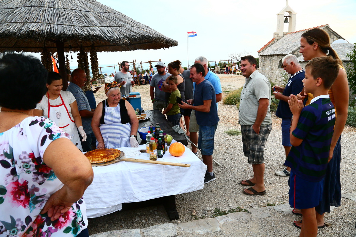 Na vidikovcu Kamenjak održan 5. Sajam lokalnih proizvoda ”Luka i igara” Na vidikovcu Kamenjak održan 5. Sajam lokalnih proizvoda ”Luka i igara”