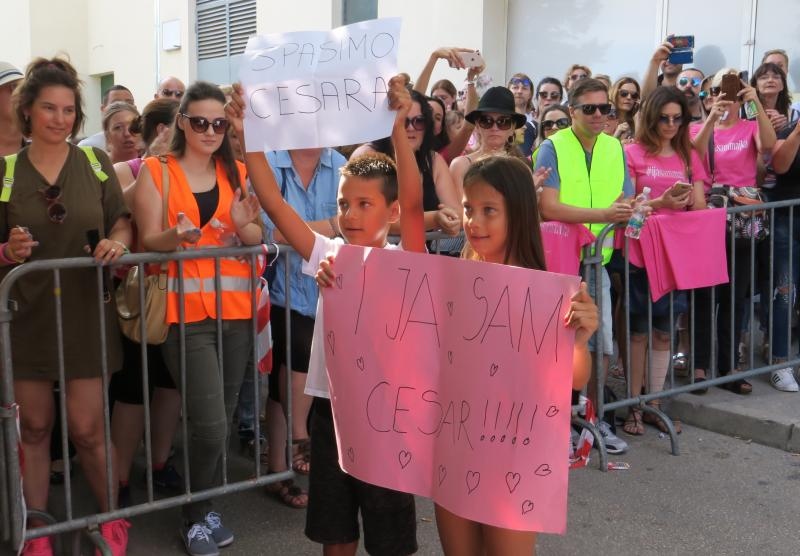 Građani prosvjedom pokušavaju spriječiti ovrhu nad sedmogodišnjim Cesareom Građani prosvjedom pokušavaju spriječiti ovrhu nad sedmogodišnjim Cesareom