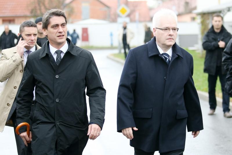 Dan sjecanja na zrtvu Vukovara 1991. – 2014. pod sloganom Vukovar – mjesto posebnog pijeteta. 23. je obljetnica stradavanja i zrtve Vukovara u Domovinskom ratu. Sudionici Kolone sjecanja prolaze ulicama grada do Memorijalnog groblja zrtava iz Domovinskog Dan sjecanja na zrtvu Vukovara 1991. – 2014. pod sloganom Vukovar – mjesto posebnog pijeteta. 23. je obljetnica stradavanja i zrtve Vukovara u Domovinskom ratu. Sudionici Kolone sjecanja prolaze ulicama grada do Memorijalnog groblja zrtava iz Domovinskog