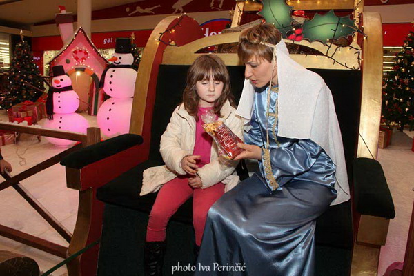 Sv. Luce razveselila mališane u Supernova centru, Foto: Iva Perinčić Sv. Luce razveselila mališane u Supernova centru, Foto: Iva Perinčić