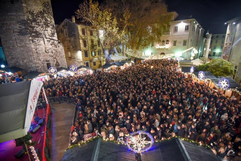 Advent u Zadru: Neponovljivi Neno Belan ponovo oduševio Zadrane. Foto: Dino Stanin/PIXSELL Advent u Zadru: Neponovljivi Neno Belan ponovo oduševio Zadrane. Foto: Dino Stanin/PIXSELL
