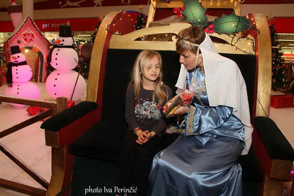 Sv. Luce razveselila mališane u Supernova centru, Foto: Iva Perinčić Sv. Luce razveselila mališane u Supernova centru, Foto: Iva Perinčić