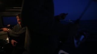 22.12.2013., Zadar – Neobicno toplo vrijeme za prve dane zime dodatni je poticaj za otisnuti se na more i uloviti koju lignju za Badnju vecer. Iako zbog oseke gotovo da nisu mogli isploviti, dva Privlacanca na nedjeljno poslijepodne udaljila su se od ob