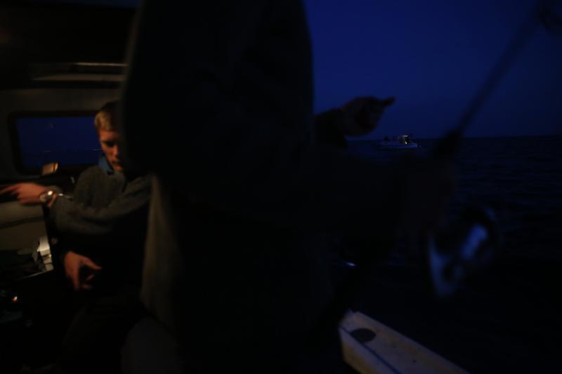 22.12.2013., Zadar – Neobicno toplo vrijeme za prve dane zime dodatni je poticaj za otisnuti se na more i uloviti koju lignju za Badnju vecer. Iako zbog oseke gotovo da nisu mogli isploviti, dva Privlacanca na nedjeljno poslijepodne udaljila su se od ob