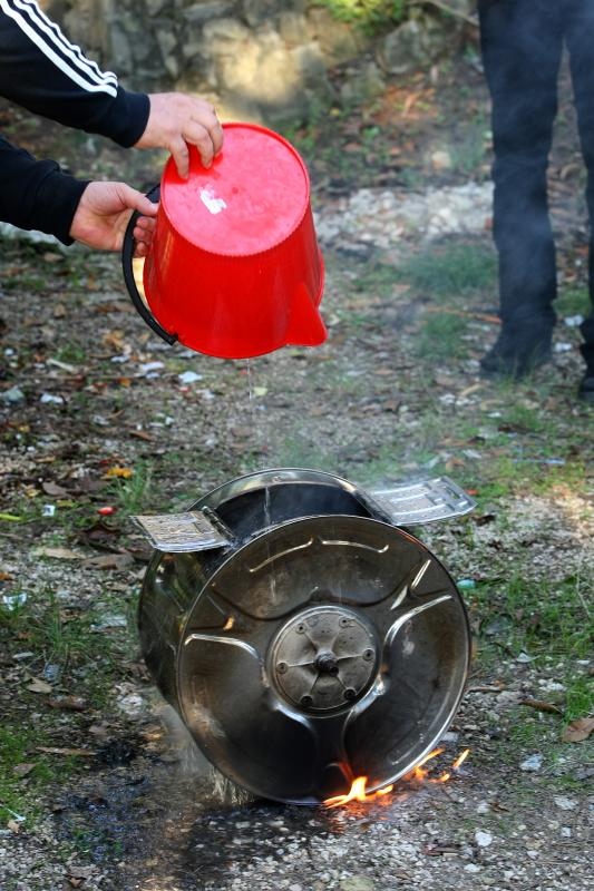 Zacetnici inicijative vracanja imena Kalelarga Sirokoj ulici spalili su sve prikupljene potpise gradjana nakon sto nisu naisli na razumijevanje gradskih vlasti. Photo: Dino Stanin/PIXSELL Zacetnici inicijative vracanja imena Kalelarga Sirokoj ulici spalili su sve prikupljene potpise gradjana nakon sto nisu naisli na razumijevanje gradskih vlasti. Photo: Dino Stanin/PIXSELL
