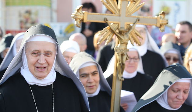 Zadar, 291011.
Danas su koludrice (zadarske sestre benediktinke ) organizirle hodocasce u Smilcic. U 10,00 krenule su sa starog autobusnog kolodvora na poluotoku u Zadru zaustavile su se u Zemuniku Gornjem, kod rodne kuce pokojnog zadarskog nadbiskupa Iva