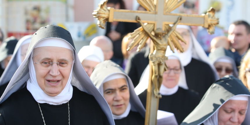 Zadar, 291011.
Danas su koludrice (zadarske sestre benediktinke ) organizirle hodocasce u Smilcic. U 10,00 krenule su sa starog autobusnog kolodvora na poluotoku u Zadru zaustavile su se u Zemuniku Gornjem, kod rodne kuce pokojnog zadarskog nadbiskupa Iva Zadar, 291011.
Danas su koludrice (zadarske sestre benediktinke ) organizirle hodocasce u Smilcic. U 10,00 krenule su sa starog autobusnog kolodvora na poluotoku u Zadru zaustavile su se u Zemuniku Gornjem, kod rodne kuce pokojnog zadarskog nadbiskupa Iva