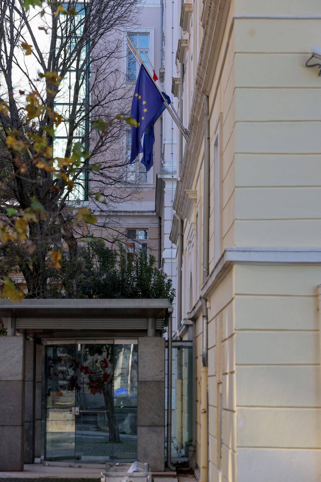 Zbog dana žalosti u Zadru su zastave na pola koplja