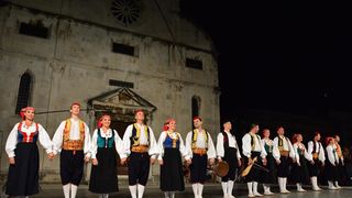 Nastup ansambla Lado ispred crkve sv. Marije ; foto Iva Perinčić Nastup ansambla Lado ispred crkve sv. Marije ; foto Iva Perinčić