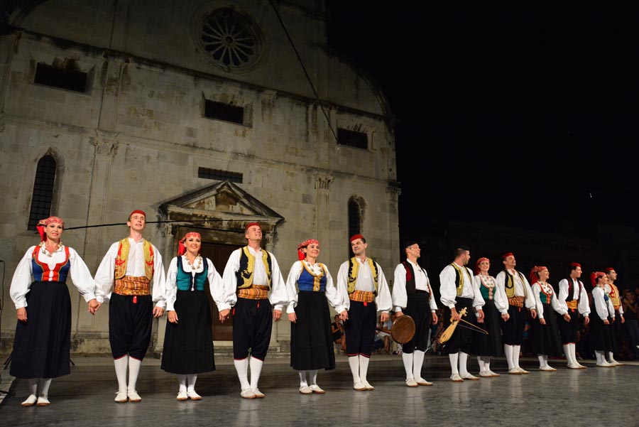 Nastup ansambla Lado ispred crkve sv. Marije ; foto Iva Perinčić Nastup ansambla Lado ispred crkve sv. Marije ; foto Iva Perinčić