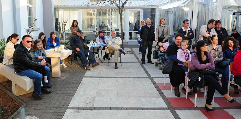 Zadar, 28.03.2012. snimio: Nenad Marčev
Marijana Dokoza
Promocija knjige Naranyjin plač
Gradska knjižnica
Tekst iz knjige čitala Vanessa Radman Zadar, 28.03.2012. snimio: Nenad Marčev
Marijana Dokoza
Promocija knjige Naranyjin plač
Gradska knjižnica
Tekst iz knjige čitala Vanessa Radman