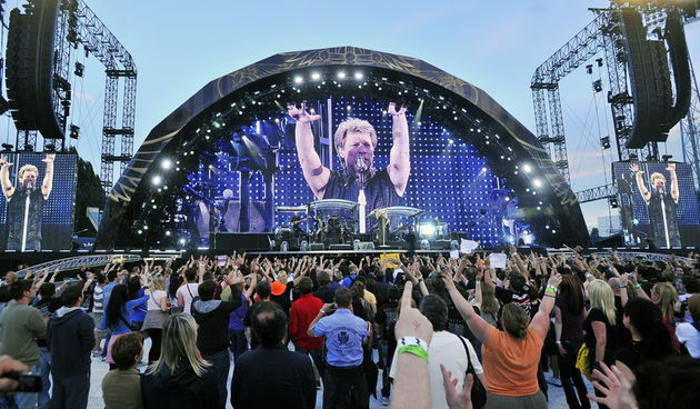 Zagreb, 080611.
Stadion Maksimir.
Nastup americke rock grupe Bon Jovi. 
Na slici: publika. 
Foto: Boris Kovacev / CROPIX