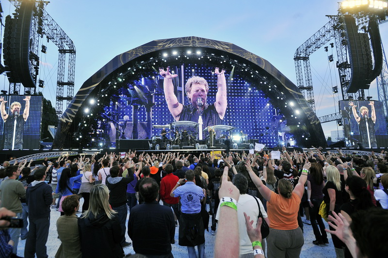Zagreb, 080611.
Stadion Maksimir.
Nastup americke rock grupe Bon Jovi. 
Na slici: publika. 
Foto: Boris Kovacev / CROPIX