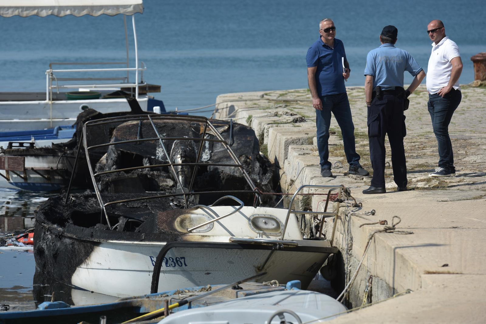Sv. Filip i Jakov: Požar zahvatio brodice u luci od kojih su tri potonule
