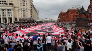 Hrvatski navijači u centru Moskve razvili divovsku zastavu Hrvatski navijači u centru Moskve razvili divovsku zastavu