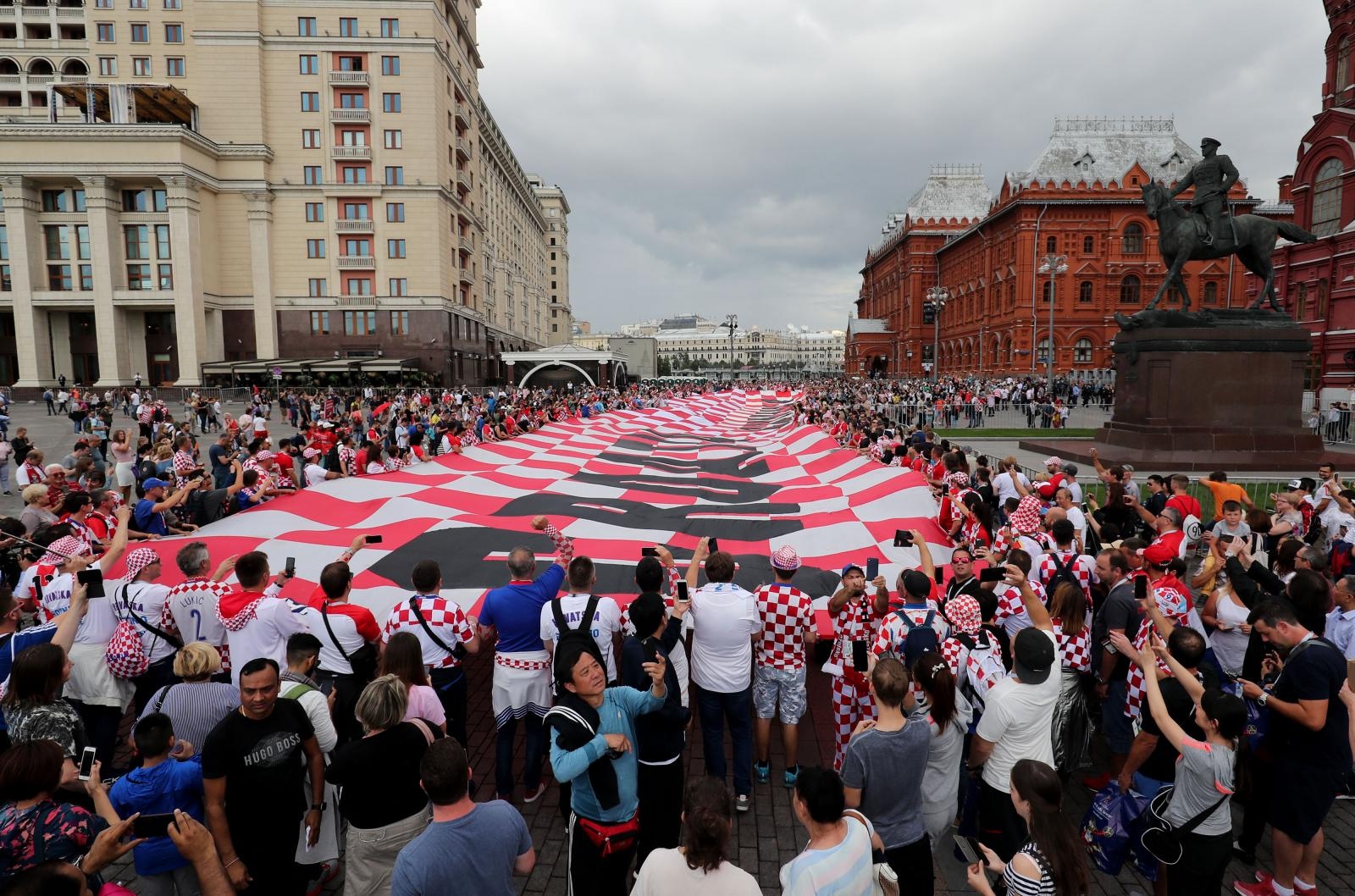Hrvatski navijači u centru Moskve razvili divovsku zastavu Hrvatski navijači u centru Moskve razvili divovsku zastavu