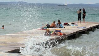 Zadar, 240711.
Oblacno vrijeme, hladni vjetar i valovi dovoljan su razlog sto nema ljudi na zadarskim plazama.
Na slici: rijetki kupaci na plazi Borik.
Foto: Vladimir Ivanov / CROPIX Zadar, 240711.
Oblacno vrijeme, hladni vjetar i valovi dovoljan su razlog sto nema ljudi na zadarskim plazama.
Na slici: rijetki kupaci na plazi Borik.
Foto: Vladimir Ivanov / CROPIX